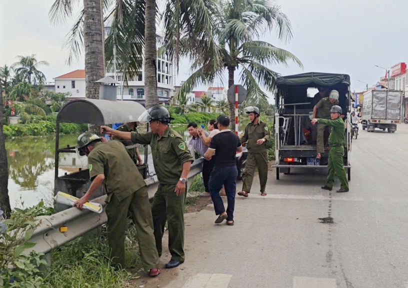 Công an xã Vĩnh Am tuyên truyền, vận động 20 hộ dân tự giác tháo dỡ biển hiệu, mái che, mái vẩy lấn chiếm lòng đường và vỉa hè